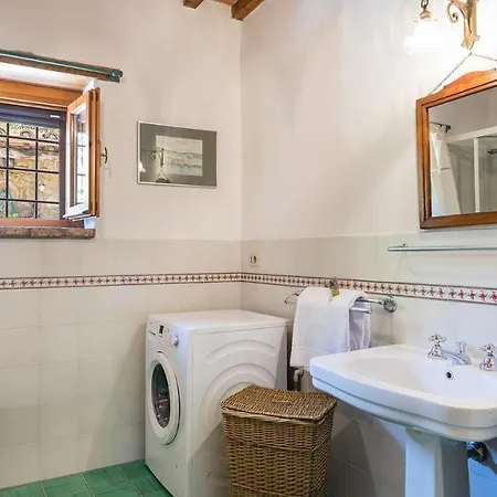 I Mandorli 8, Emma Вілла