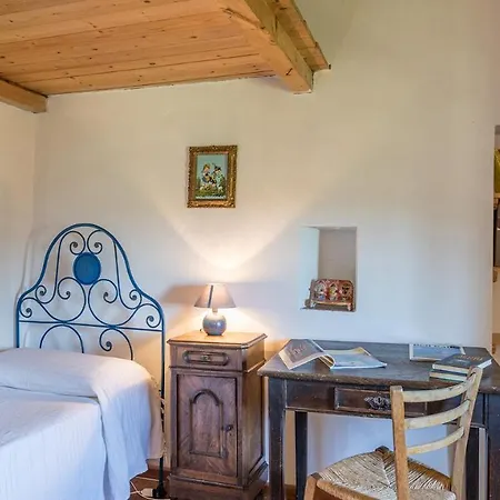 I Mandorli 8, Emma Cortona