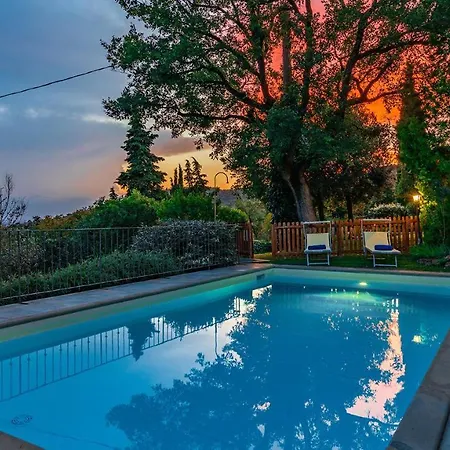 Вілла I Mandorli 8, Emma Кортона